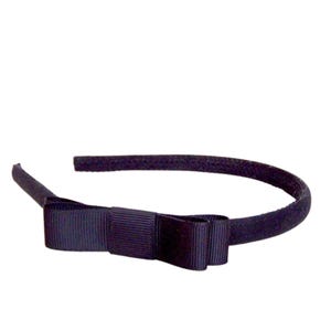 Puede incluir: Una taza de cerámica blanca con un asa negra y el texto "But First, Coffee" en negro, con una fuente de estilo manuscrito. La taza está sobre una superficie blanca.