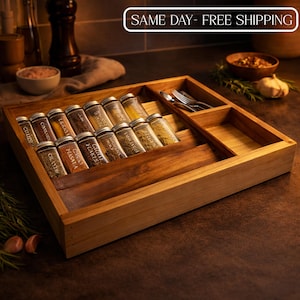 Può includere: Un portapezie in legno con barattoli di vetro pieni di varie spezie. Il portapezie ha scomparti per i barattoli di spezie, utensili e altri oggetti. Il testo "SAME DAY - FREE SHIPPING" è in una casella bianca in alto.