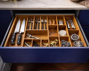 Op maat gemaakte keukenlade-organizer - Houten dienblad voor bestek en keukengerei - Handgemaakt massief houten inzetstuk van Saleberate