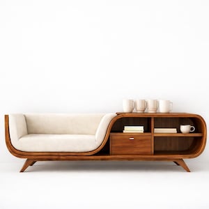 Könnte beinhalten: Ein Sofa im Mid-Century-Stil mit cremefarbenem Kissen und Holzrahmen. Es verfügt über ein Aufbewahrungselement mit Schublade, Regalen und vier Tassen. Das Design zeichnet sich durch geschwungene Linien und einen warmen Holzton aus. Ca. 200 cm lang.