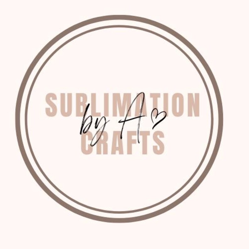 Puede incluir: Dise&ntilde;o de logotipo circular con fondo rosa claro, con el texto "SUBLIMATION CRAFTS" en marr&oacute;n apagado. Las palabras "by A" est&aacute;n escritas en cursiva negra, con un s&iacute;mbolo de coraz&oacute;n. El logotipo est&aacute; enmarcado por dos c&iacute;rculos conc&eacute;ntricos marrones.