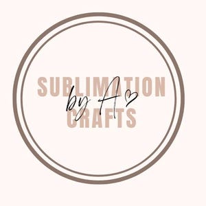 以下が含まれることがあります： 二重の輪郭を持つ茶色の円の中に、「Sublimation by A&hearts; Crafts」というテキストがあります。
