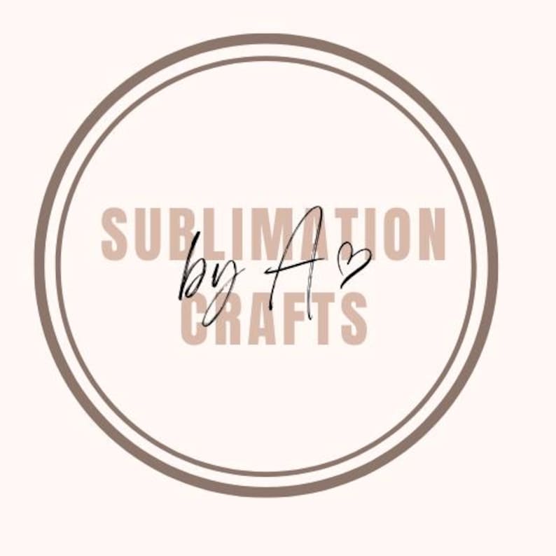 以下が含まれることがあります： 二重の輪郭を持つ茶色の円の中に、「Sublimation by A&hearts; Crafts」というテキストがあります。