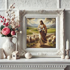Puede incluir: Una obra de arte religiosa enmarcada representa una figura sosteniendo un cordero, caminando entre ovejas. La obra de arte está en un marco blanco adornado, exhibida en una repisa blanca con un jarrón de flores y una vela.