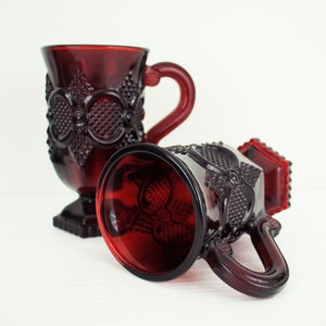 Avon Cape Cod Ruby Red Embossed Handled Drinking Mugs Bild 1