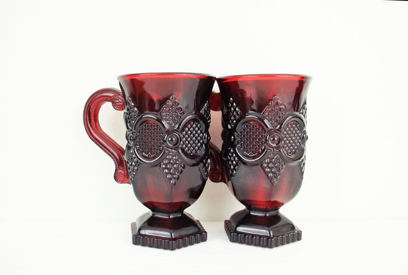 Avon Cape Cod Ruby Red Embossed Handled Drinking Mugs Bild 4
