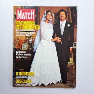 Puede incluir: Una portada de revista vintage "PARIS MATCH" con una foto de boda de Carolina y Felipe. La novia lleva un vestido de novia de encaje blanco y velo, y el novio lleva un esmoquin negro. El título está en rojo y amarillo.