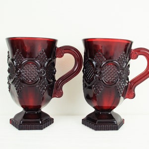 Avon Cape Cod Ruby Red Embossed Handled Drinking Mugs Bild 2