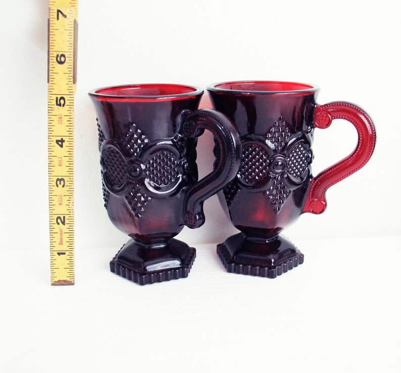 Avon Cape Cod Ruby Red Embossed Handled Drinking Mugs Bild 9