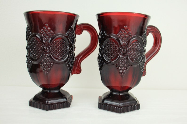 Avon Cape Cod Ruby Red Embossed Handled Drinking Mugs Bild 6