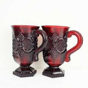 Avon Cape Cod Ruby Red Embossed Handled Drinking Mugs Bild 3