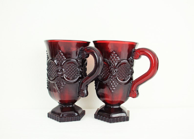 Avon Cape Cod Ruby Red Embossed Handled Drinking Mugs Bild 3