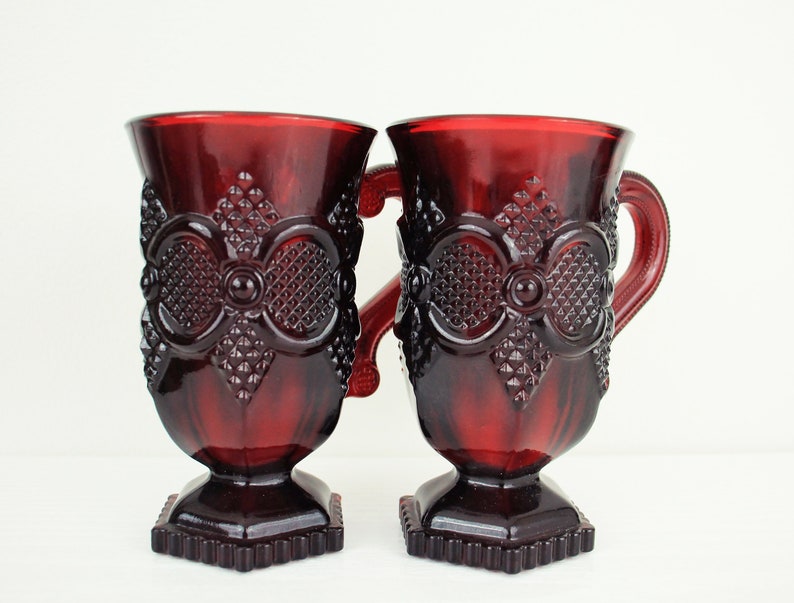 Avon Cape Cod Ruby Red Embossed Handled Drinking Mugs Bild 5