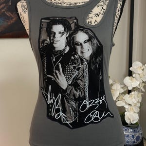 Individuell genähtes YUNGBLUD & OZZY doppelseitiges SLIM Feuer geripptes Schlüsselloch Tank Top in Größe Medium