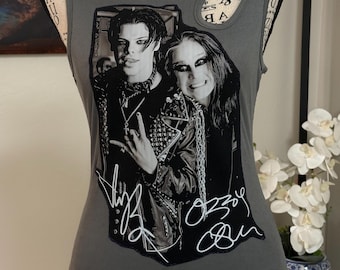 Camiseta sin mangas ajustada con abertura tipo ojo de cerradura, de canalé y diseño a doble cara de YUNGBLUD & OZZY, confeccionada a medida, talla M.