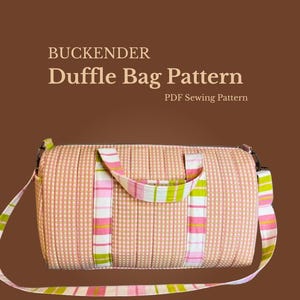 Op de afbeelding: Een patroon voor een duffeltas met de tekst "BUCKENDER Duffle Bag Pattern PDF Sewing Pattern". De tas is licht perzik van kleur met een wit en perzik geruit patroon. De handvatten en riem hebben roze, groene en witte strepen.