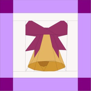 Op de afbeelding: Een geometrisch ontwerp met een gestileerde bel met een bordeauxrode strik, tegen een witte achtergrond. De bel is goudgeel en het ontwerp wordt omlijst door een lichtpaarse rand met donkerpaarse hoeken. Geschikt voor quilt- of knutselprojecten.