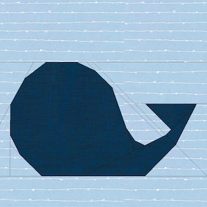 Puede incluir: Cuadrado de tela azul y blanco con diseño de ballena. La ballena es azul marino oscuro, con forma geométrica. El fondo es azul claro con líneas onduladas blancas. Ideal para acolchar o manualidades textiles.
