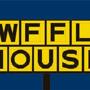 以下が含まれることがあります： 暗い青色の背景に、黒い文字で「WAFFLE HOUSE」と書かれた黄色の正方形の看板。看板は黒いポールに取り付けられています。レストランなどでよく見られる看板です。