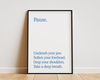 Könnte beinhalten: Ein schwarzer gerahmter Poster mit weißem Hintergrund und blauem Text, der "Pause. Entspanne deinen Kiefer. Weich deinen Stirn. Lass deine Schultern fallen. Atme tief durch." lautet.