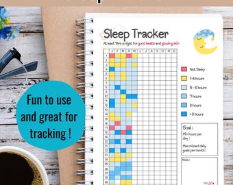 Op de afbeelding: Een printbare slaaptracker met een maandelijkse kalendergrid. Elke dag heeft een kleurgecodeerd vakje om slaapuren bij te houden: roze voor geen slaap, geel voor 1-4 uur, lichtblauw voor 5-6 uur, blauw voor 7 uur, donkerblauw voor 8 uur en turquoise voor meer dan 8 uur. De tracker bevat ook secties voor doelstellingen en notities.