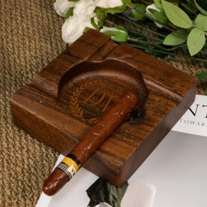 Cenicero de nogal personalizado, accesorios para puros, regalos para padrinos de boda, regalo perfecto para hombres, cenicero único, regalos para padres y esposos, regalo para papá.