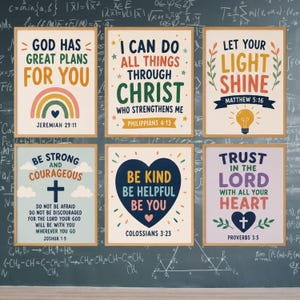 Peut inclure: Un ensemble de six affiches murales rectangulaires présentant des citations religieuses et des illustrations colorées, dont un arc-en-ciel, une ampoule, une croix et un cœur, encadrées en bois clair sur un fond de tableau noir vert.