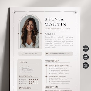 Peut inclure: Un modèle de CV avec une photo professionnelle d'une femme. Le CV est divisé en sections pour les compétences, les langues, les intérêts, l'expérience et la formation. Le texte sur le CV comprend le nom Sylvia Martin, le titre "Votre titre professionnel", et les coordonnées -1 (123) 456-7890 et firstname.name@email.com.