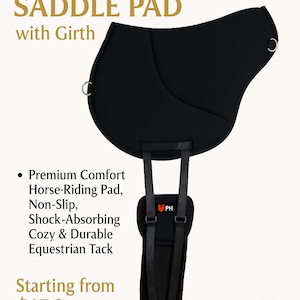 Puede incluir: Silla de montar sin silla de montar negra con una correa de cincha y un logotipo de corazón rojo que dice "PH". La silla de montar está hecha de un material cómodo y absorbente de impactos.  "CUSTOM BAREBACK SADDLE PAD with Girth" y "Starting from 150€ DM TO ORDER" están escritos en letras doradas.
