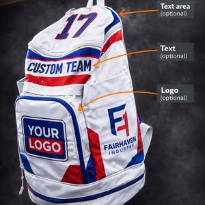 Könnte beinhalten: Weißer Rucksack mit blauen und roten Akzenten. Zeigt die Nummer 17, den Text "CUSTOM TEAM" und Platz für ein Logo. Enthält das Logo "FAIRHAVEN INDUSTRY". Entworfen für Sportteams.