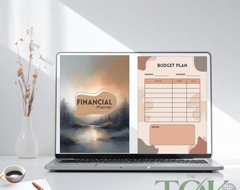Op de afbeelding: Een laptop toont een financieel planner met een landschapsontwerp en de woorden "Financial Planner". De rechterkant toont een budgetplan sjabloon. Een pen, papier en een koffiekopje liggen op de tafel.