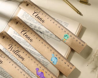 Regla de madera personalizada con nombre para niños. Regla de madera grabada con dinosaurio. Regalo de regreso a clases, regalo para niños de jardín de infantes.