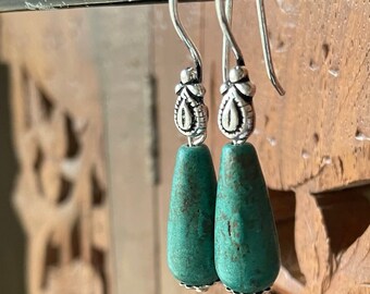 Boucles d’oreilles Laguna avec gouttes de magnésite vintage sur fils d’oreille plaqués argent de style Bali