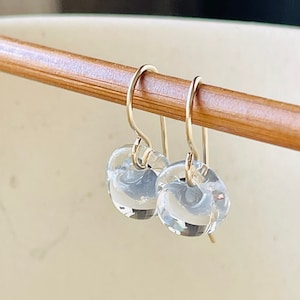 水滴イヤリング - 金張りまたはスターリングシルバーのワイヤーにホウケイ酸ガラスの涙型 - 曇り