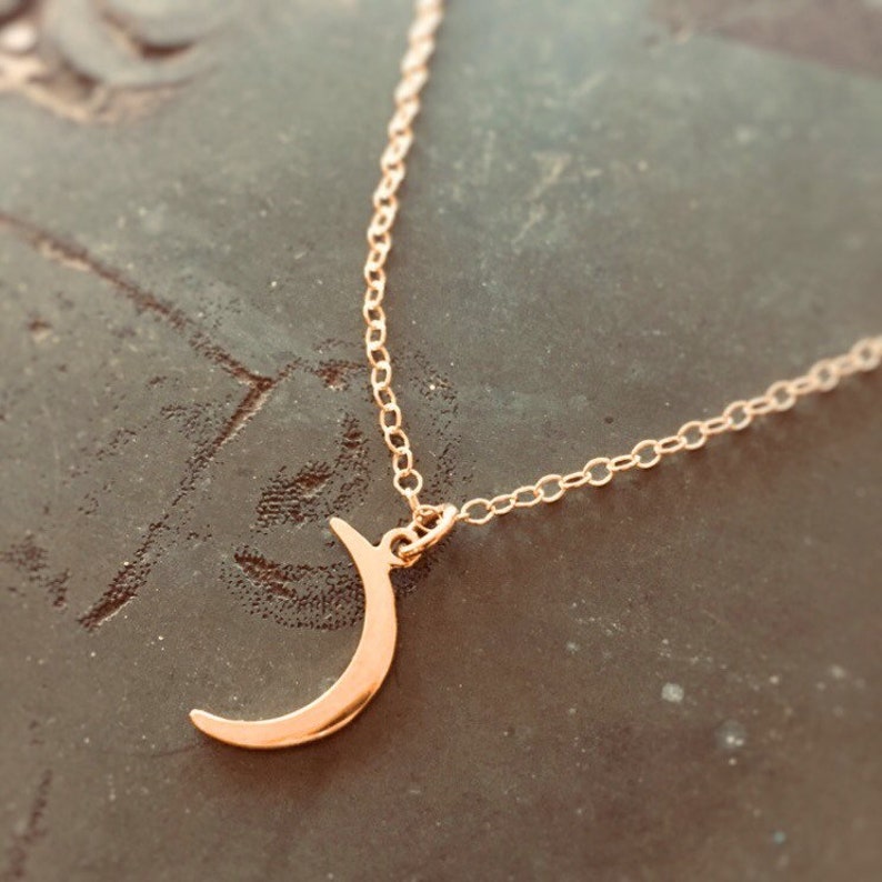 Collier de lune croissant du Maroc sur collier de chaîne rempli dor Lunaire image 1