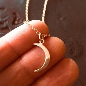 Collier de lune croissant du Maroc sur collier de chaîne rempli dor Lunaire image 4