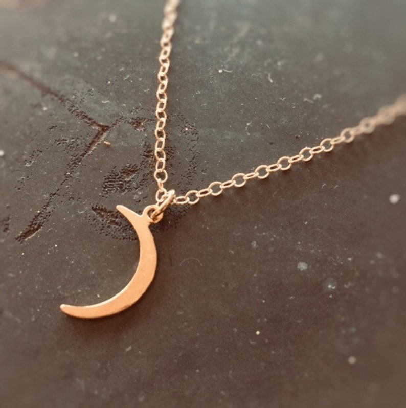 Collier de lune croissant du Maroc sur collier de chaîne rempli dor Lunaire image 3