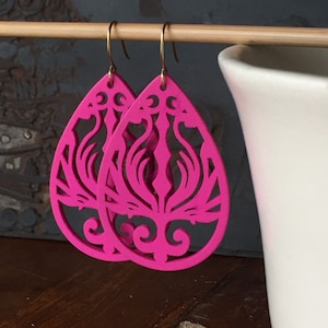 Eden Island übergroße Holz Pfau filigran Paisley Ohrringe in Hot Pink