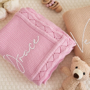 Babydecke gestrickt mit Namen: Pinke Rüschenkante Baumwolle, Babypartygeschenk, Weihnachtsmädchen