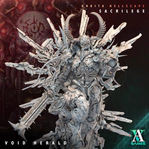 Puede incluir: Figura en miniatura Void Herald, gris claro, de la colección Orbita Hellscape Sacrilege. La figura está fuertemente blindada, sosteniendo una gran espada y presenta detalles intrincados y puntiagudos. El logo de A Games está en la esquina inferior derecha.