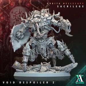 Puede incluir: Figura en miniatura gris Void Despoiler 2 de la colección Sacrilege. La figura tiene un diseño monstruoso detallado con elementos mecánicos y orgánicos, sosteniendo un escudo y un arma. La figura está sobre una base con el texto "Void Despoiler 2" y "A Games".