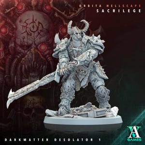 Op de afbeelding: Een gedetailleerde, lichtgrijze miniatuurfiguur van een gehoornde krijger in sierlijke bepantsering, met een groot zwaard. De figuur staat op een ronde basis, met de tekst "ORBITA HELLSCAPE SACRILEGE" en "DARK MATTER DESOLATOR 1". De achtergrond heeft een donker, onheilspellend ontwerp.