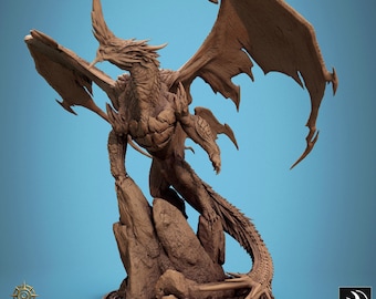 Può includere: Scultura dettagliata di un drago marrone con ali spiegate, appollaiato su una base rocciosa. Il drago presenta squame intricate, corna e una lunga coda. La scultura è ambientata su uno sfondo azzurro.