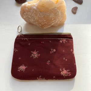 Borsa fatta a mano con doppio scomparto, 14 x 10 cm, color rosso vino e realizzata in cotone al 100%.