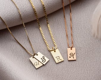 Collar con inicial en oro de 14 quilates: colgante grabado personalizado, regalo familiar