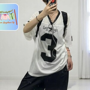 Top de malla extragrande para mujer, camisa con estampado de letras y números, camiseta holgada, jersey de media manga, jersey cómodo de calle