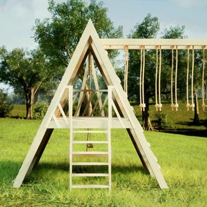 Puede incluir: Un juego de madera en forma de A con una escalera, una plataforma y un columpio de cuerda. El juego está en un área cubierta de hierba con árboles en el fondo.