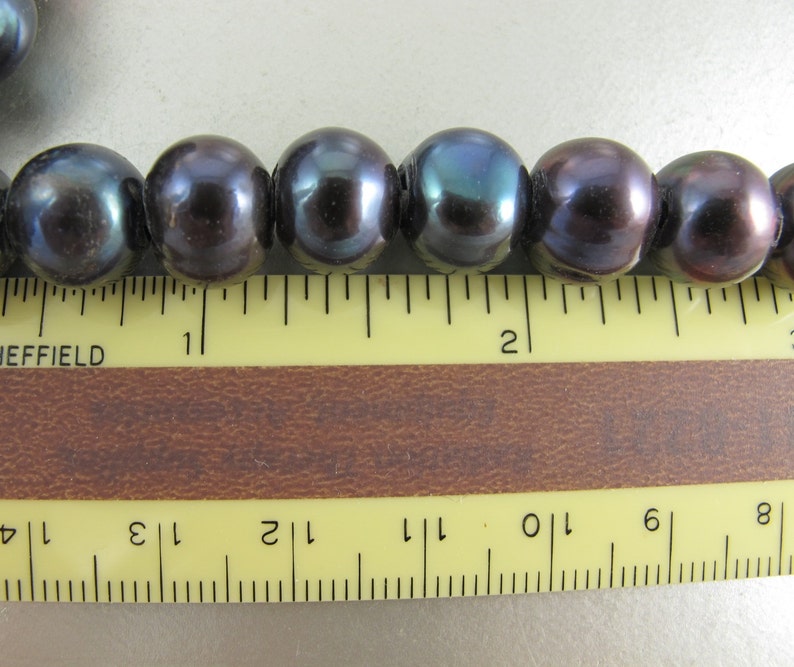 Großes Loch Perlen, große 10-11mm, längliche Kartoffel-Perlen, Süßwasserperlen, dunkel grau Pfau, 2,5 mm Bohrer, fünf Perlen P080 Bild 3