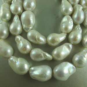Baroque Pearl White, Flameball, Fireball with Round Belly, Thick Nacre, Gorgeous Luster, approx 22x13 to 25x16 mm, One Pearl, (P056)