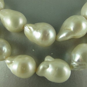 ONE BAROQUE PEARL White, Luxe Pear Shape with Round Belly, Thick Nacre, approx 13-15x18-19mm, One Pearl, (P050)